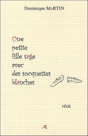 La petite fille sage avec des socquettes blanches