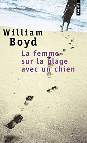 La femme sur la plage avec un chien