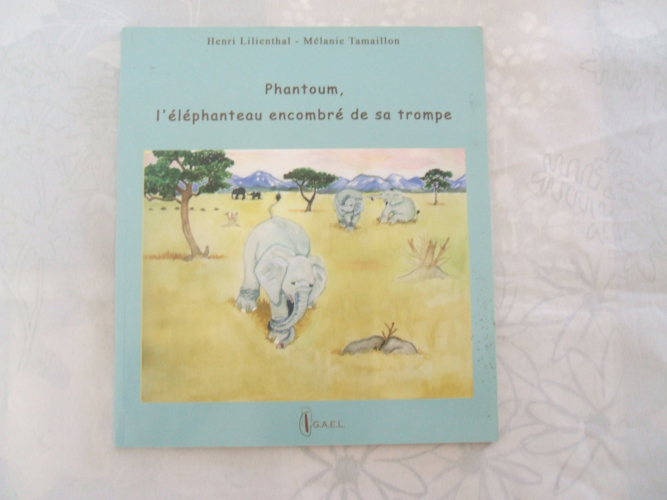 Phantoum, l'éléphanteau encombré de sa trompe