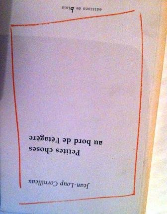 Petites choses au bord de l'étagère