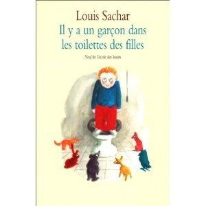 il y a un garçon dans les toilettes des filles