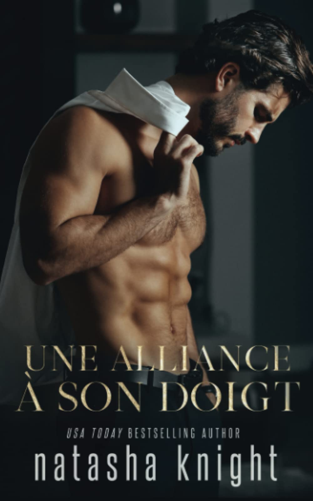 Une alliance à son doigt