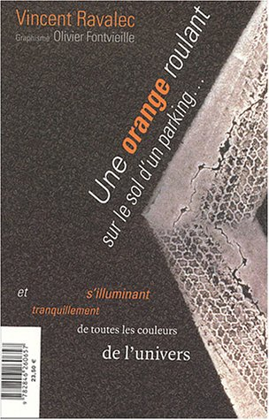 Une orange roulant sur le sol d'un parking : et s'illuminant tranquillement de toutes les couleurs d