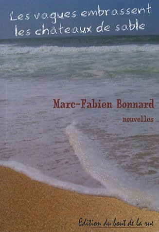 Les vagues embrassent les châteaux de sable