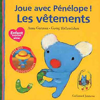 Pénélope joue avec les vêtements
